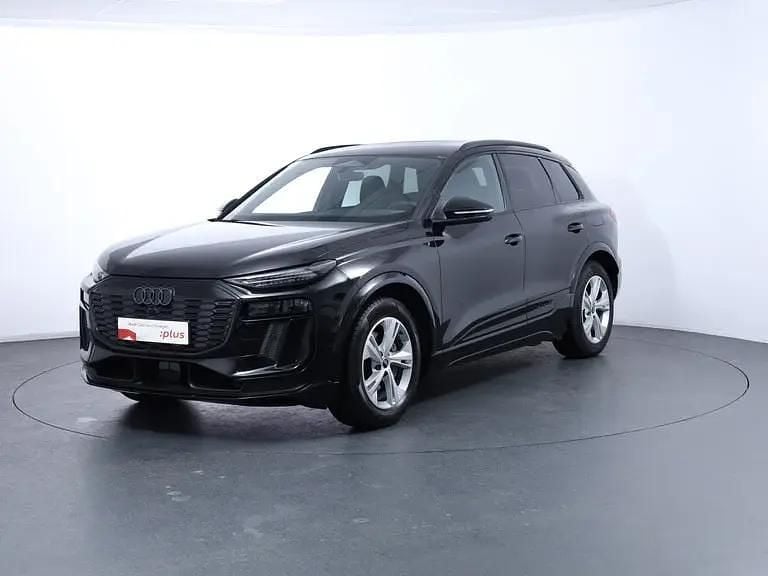 Neu Audi Q6 e-tron Performance 225 kW (306 PS) 2025 Schwarz  metallicperleffektno SUV