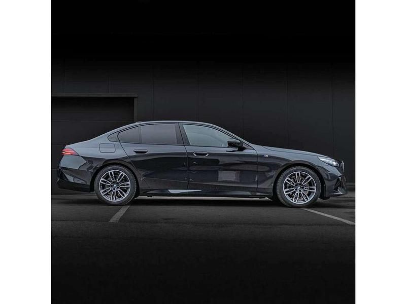 Gebraucht BMW 520 M Sport 197 PS (144 kW) 2023 Grau Limousine