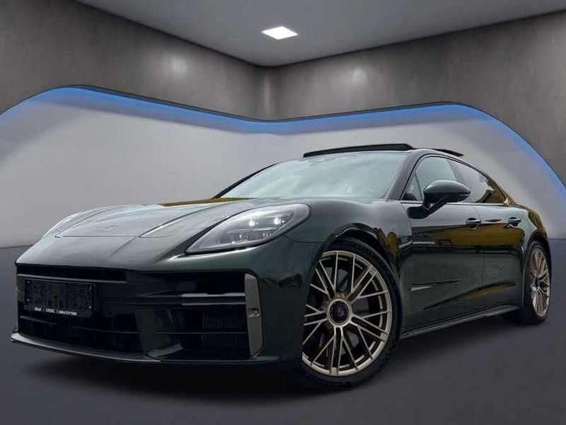 Grün Neu 2025 Porsche Panamera Turbo E-Hybrid Executive Limousine | € 179.990 - Bild 1/4
