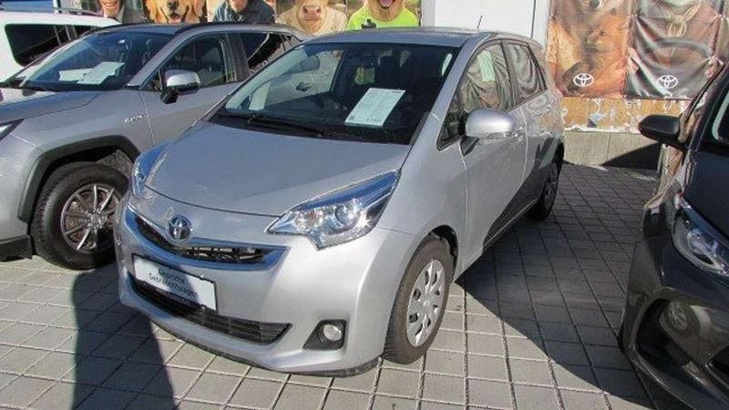Gebraucht Toyota Verso-S Lounge 99 PS (72 kW) 2015 Silber Van / Kleinbus