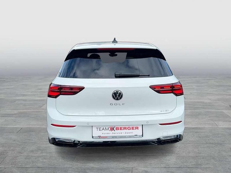 Gebraucht VW Golf VIII R-line 131 PS (96 kW) 2023 Weiss  normal Limousine