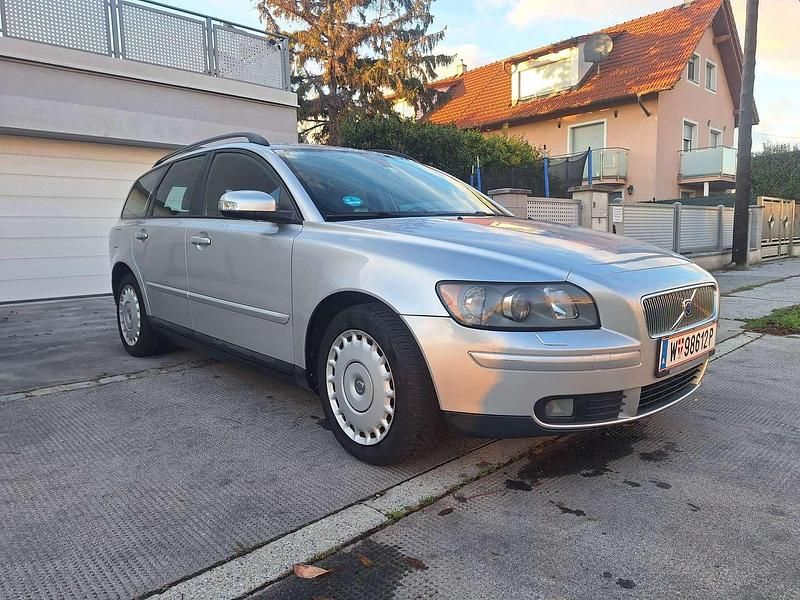 Silber Gebraucht 2007 Volvo V50 Kinetic Kombi | € 3.900 - Bild 1/4