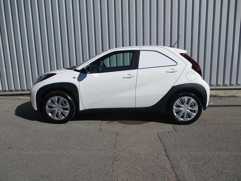 Neu Toyota Aygo Play 72 PS (52 kW) 2025 Weiß Kleinwagen