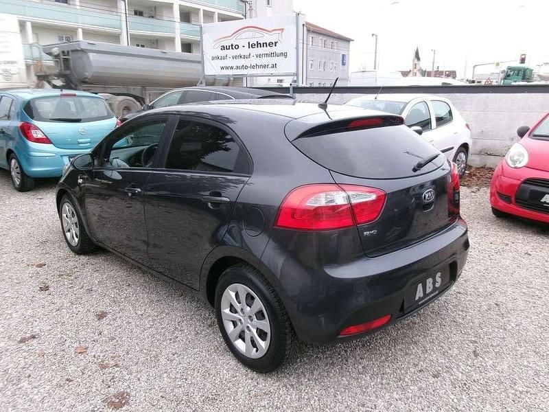 Gebraucht Kia Rio 69 PS (50 kW) 2014 Grau Limousine