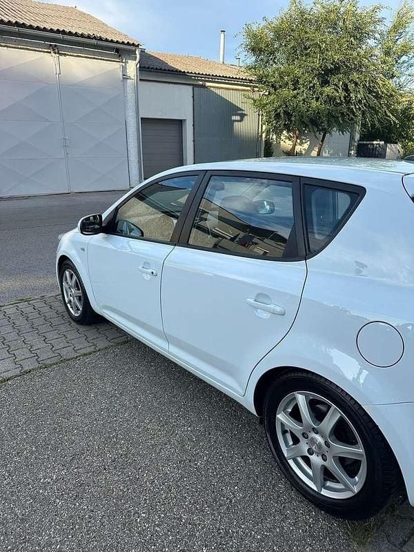 Gebraucht Kia Ceed 90 PS (66 kW) 2012 Weiß Kleinwagen