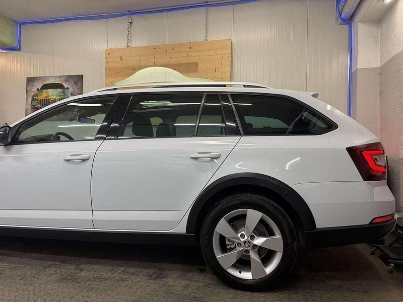 Gebraucht Skoda Octavia Scout 150 PS (110 kW) 2018 Weiß Kombi