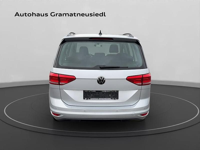 Gebraucht VW Touran 122 PS (89 kW) 2022 Silber  metallic Van / Kleinbus