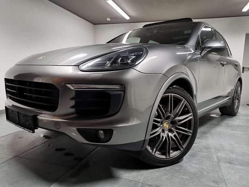Grau Gebraucht 2015 Porsche Cayenne Turbo S SUV | € 39.900 - Bild 1/4