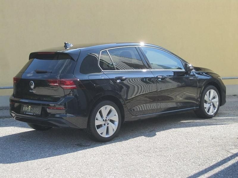 Gebraucht VW Golf VIII 150 PS (110 kW) 2024 Schwarz  metallic Limousine