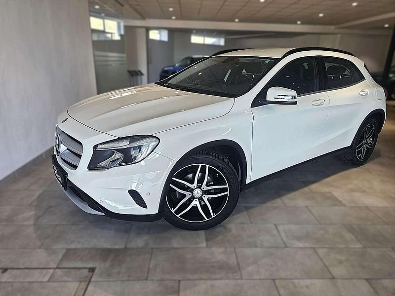 Weiß Gebraucht 2015 Mercedes GLA180 Edition SUV | € 16.900 (Teuer) - Bild 1/4
