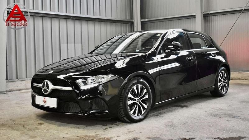 Schwarz Gebraucht 2023 Mercedes 180 Limousine | € 22.300 - Bild 1/4