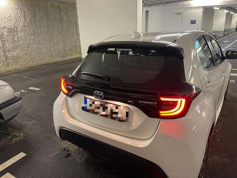 Gebraucht Toyota Yaris Hybrid Active 92 PS (67 kW) 2021 Weiß Limousine