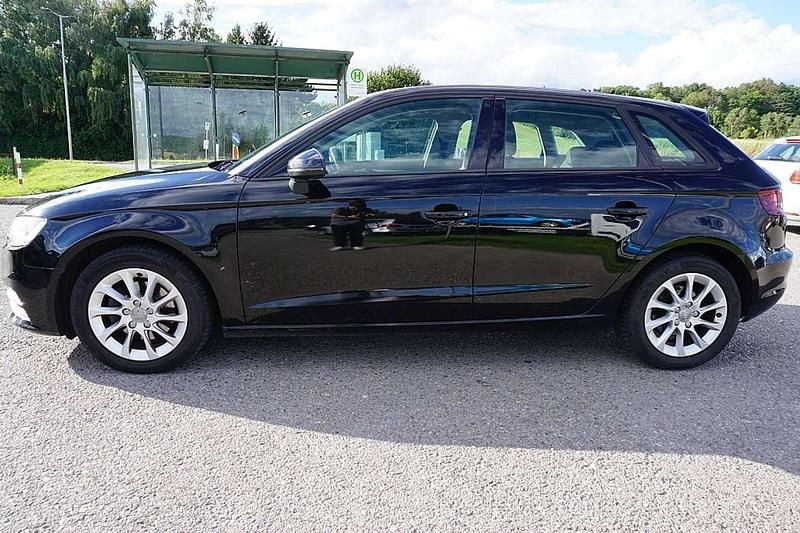 Gebraucht Audi A3 Attraction 105 PS (77 kW) 2013 Schwarz Limousine