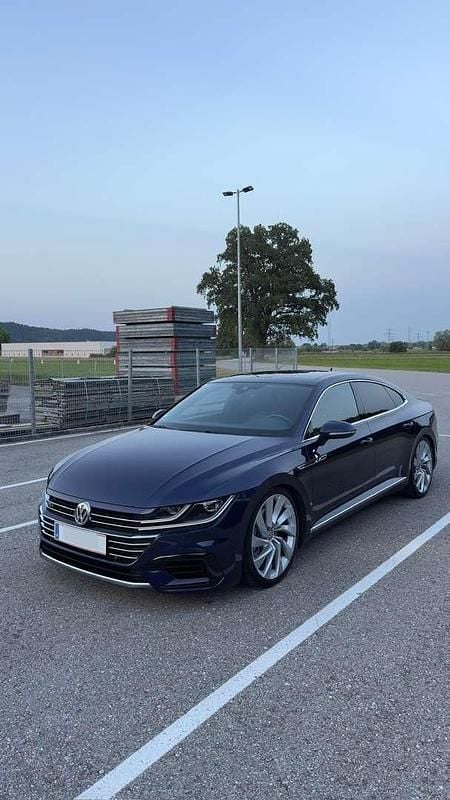 Blau Gebraucht 2018 VW Arteon R-line Limousine | € 30.990 (Etwas zu teuer) - Bild 1/4