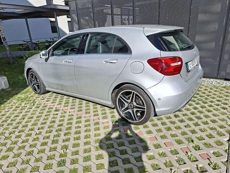 Silber Gebraucht 2017 Mercedes A200 Urban Limousine | € 12.990 - Bild 1/4