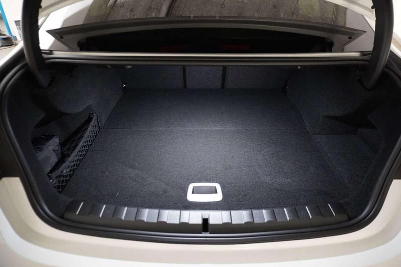 Gebraucht BMW 320e Efficient Dynamics 204 PS (150 kW) 2024 Weiß Limousine