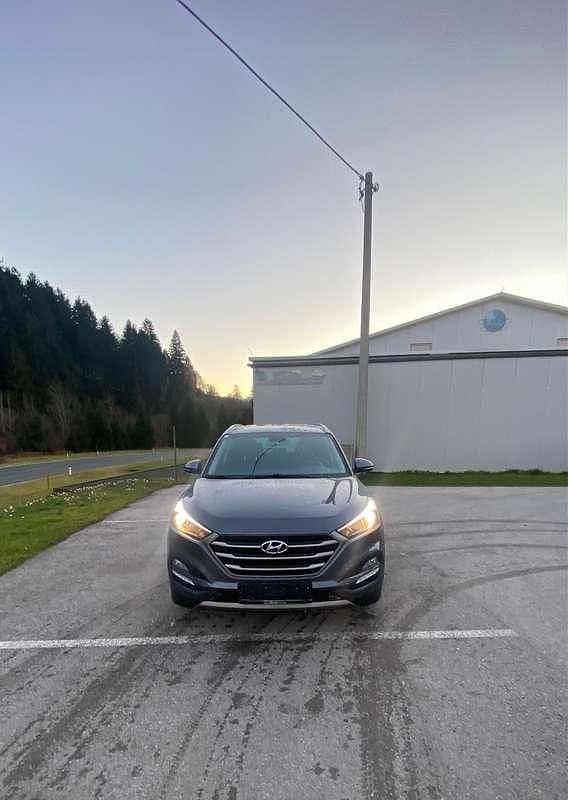 Grau Gebraucht 2016 Hyundai Tucson Style SUV | € 14.500 - Bild 1/3