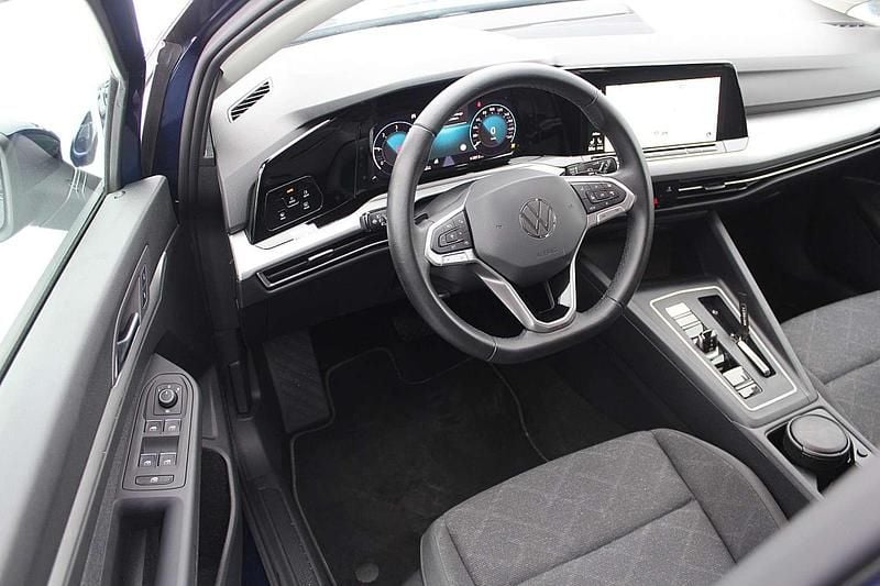 Gebraucht VW Golf Life 116 PS (85 kW) 2023 Blau Limousine