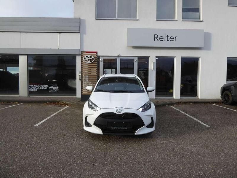 Weiß Gebraucht 2022 Toyota Yaris Active Limousine | € 14.990 (Etwas zu teuer) - Bild 1/4