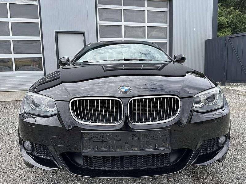 Schwarz Gebraucht 2012 BMW 325 Comfort Edition Coupé | € 18.490 - Bild 1/4