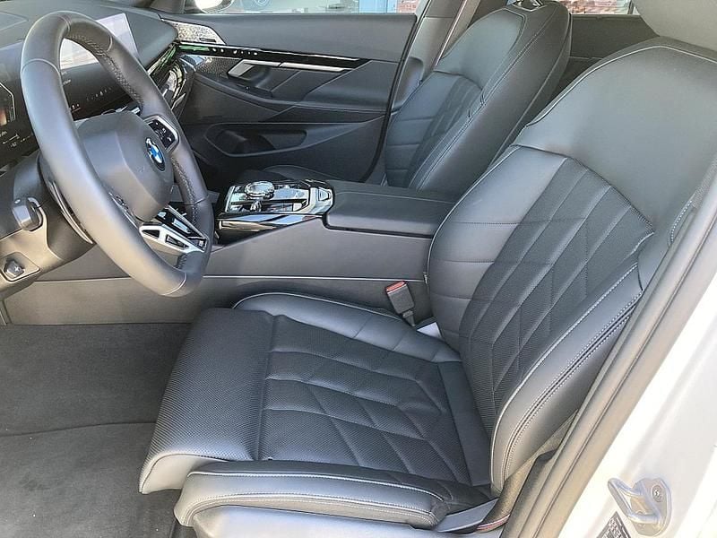 Gebraucht BMW 540 Comfort Edition 303 PS (222 kW) 2024 Weiß Kombi