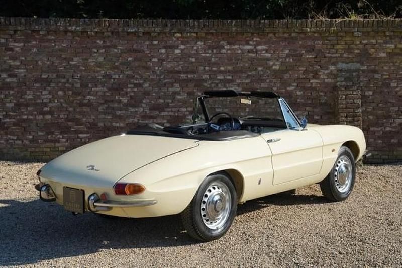 Gebraucht Alfa Romeo Spider 109 PS (80 kW) 1967 Beige Cabrio