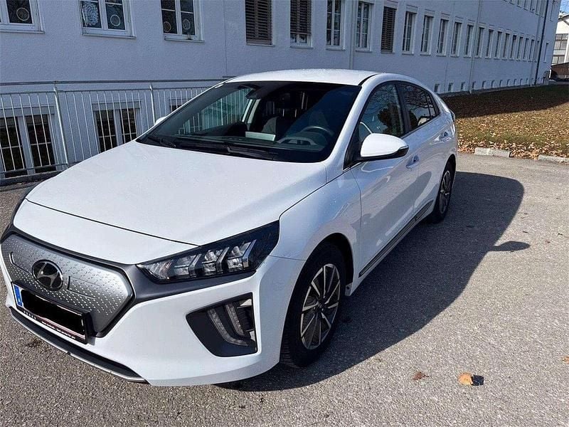 Weiß Gebraucht 2022 Hyundai Ioniq Kleinwagen | € 17.800 (Superpreis) - Bild 1/4