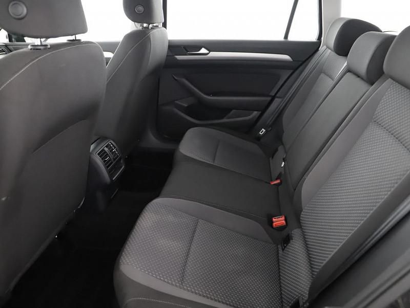 Gebraucht VW Passat 122 PS (89 kW) 2022 Grau Kombi