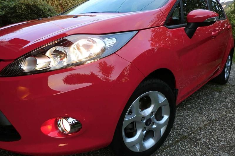 Gebraucht Ford Fiesta 60 PS (44 kW) 2012 Rot Limousine