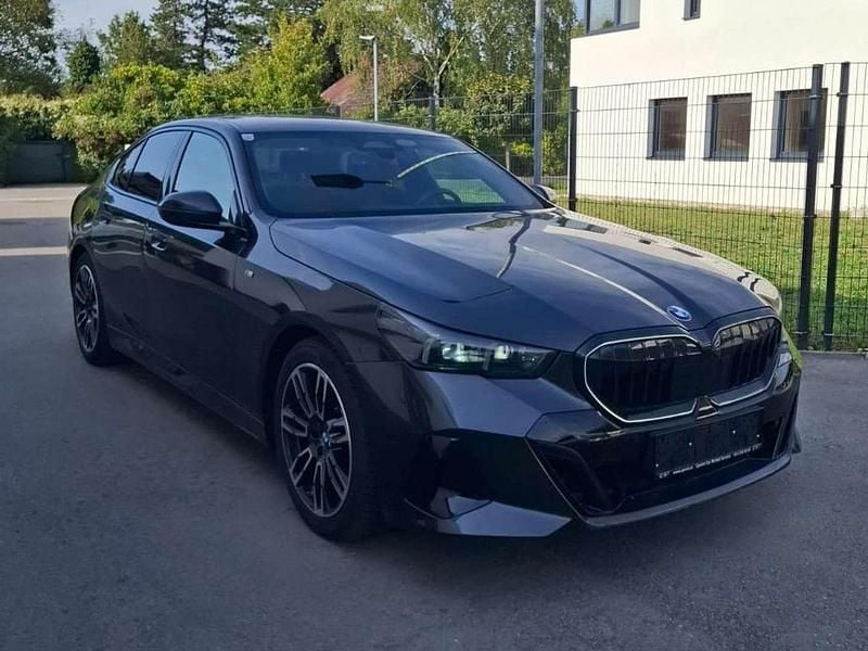Grau Gebraucht 2023 BMW 520 M Sport Limousine | € 55.900 (Superpreis) - Bild 1/4
