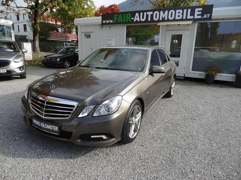 Grau Gebraucht 2009 Mercedes E350 Avantgarde Limousine | € 20.900 (Fairer Preis) - Bild 1/4