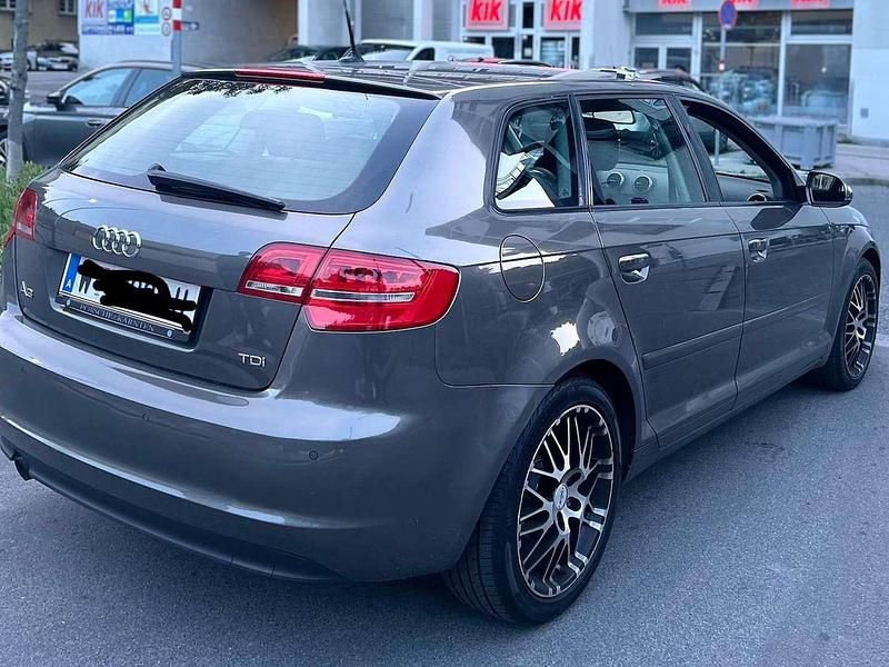 Gebraucht Audi A3 Attraction 105 PS (77 kW) 2012 Grau Limousine