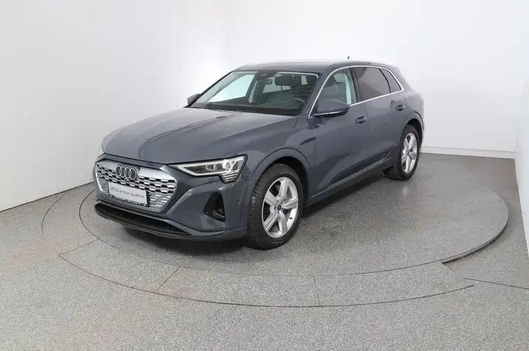 Hellgrau metallic Gebraucht 2024 Audi Q8 e-tron Business SUV | € 59.950 (Guter Preis) - Bild 1/4