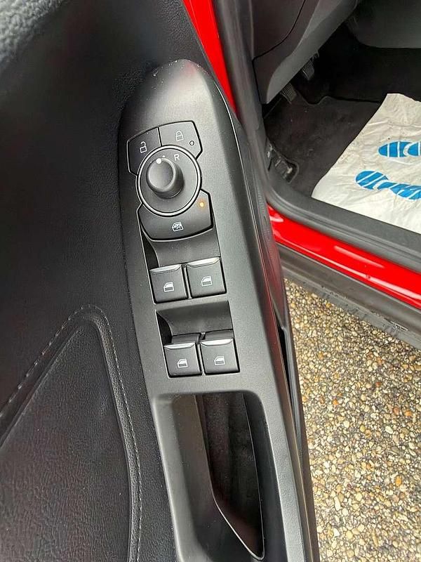 Gebraucht Ford Focus Cool & Connect 125 PS (91 kW) 2022 Rot Kombi