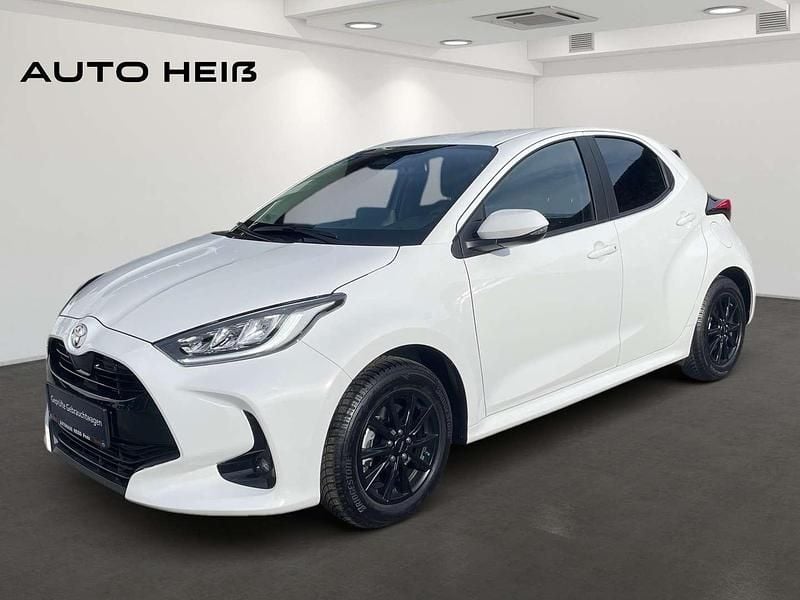 Weiß Gebraucht 2024 Toyota Yaris Hybrid Active Limousine | € 20.890 (Guter Preis) - Bild 1/4