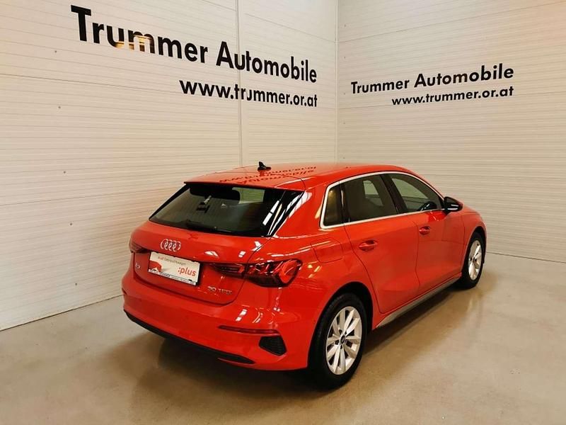 Gebraucht Audi A3 Ambiente 110 PS (80 kW) 2023 Rot Limousine