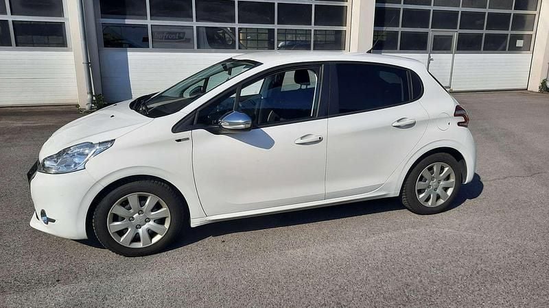 Weiß Gebraucht 2015 Peugeot 208 Active Kleinwagen | € 3.200 (Guter Preis) - Bild 1/4