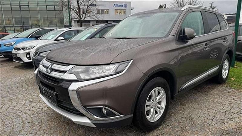 Braun Gebraucht 2017 Mitsubishi Outlander Intense SUV | € 18.490 (Fairer Preis) - Bild 1/3