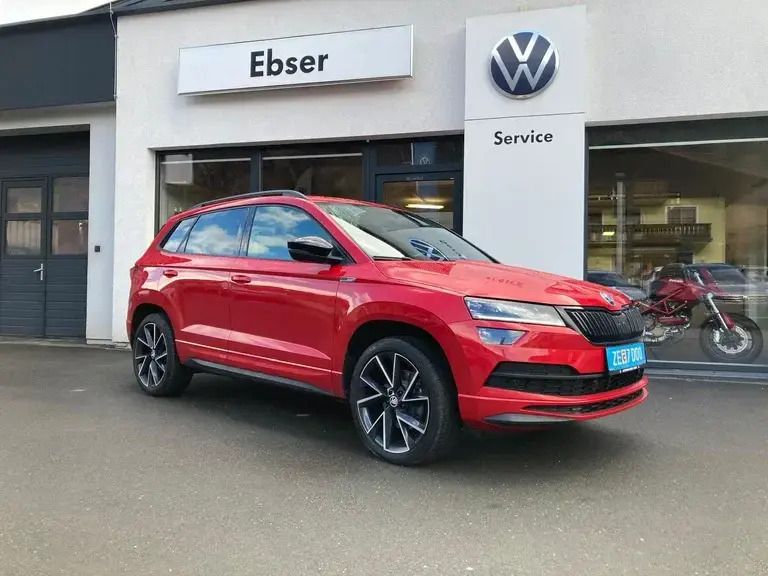 Mittelrot metallic Gebraucht 2021 Skoda Karoq SportLine SUV | € 31.000 (Fairer Preis) - Bild 1/4