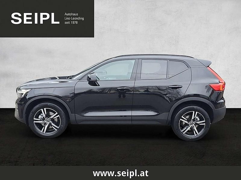 Neu Volvo XC40 Plus 163 PS (119 kW) 2025 Schwarz SUV