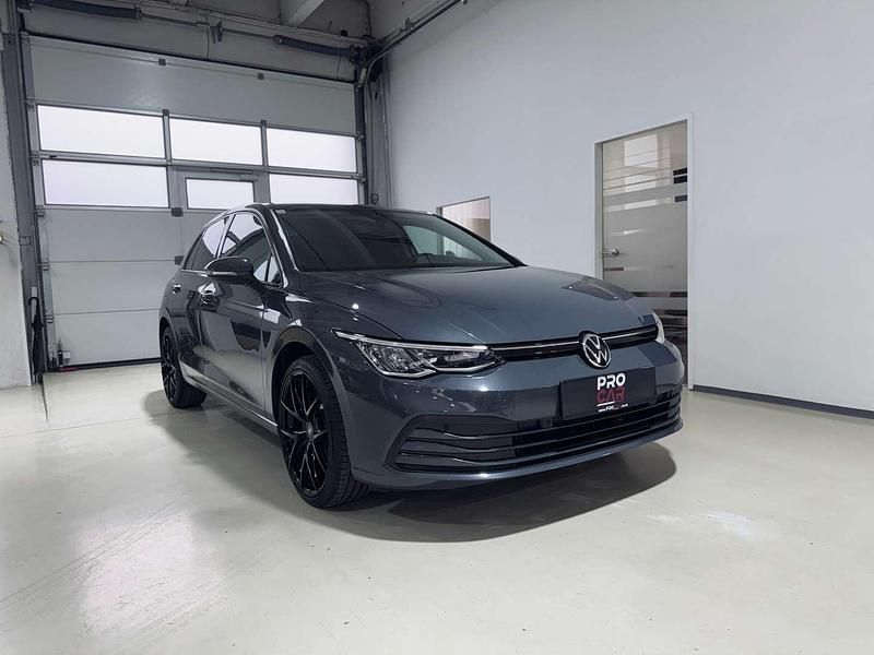 Grau Gebraucht 2020 VW Golf VII Life Limousine | € 23.490 (Etwas zu teuer) - Bild 1/4