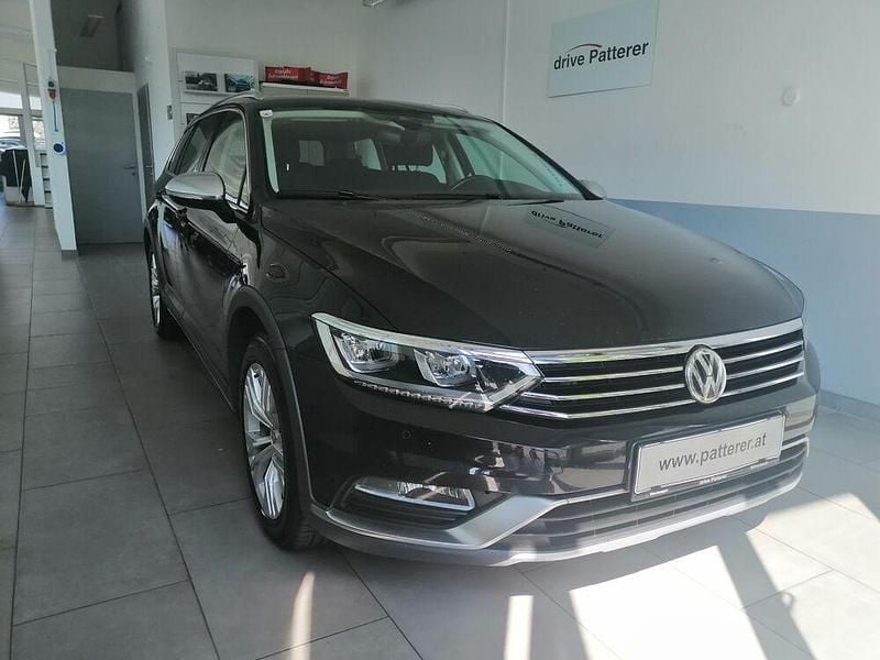 Schwarz metallicperleffektno Gebraucht 2018 VW Passat Alltrack Kombi | € 24.990 - Bild 1/4