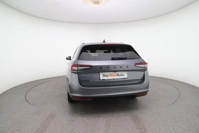 Neu Skoda Superb SportLine 204 PS (150 kW) 2026 Mittelgrau  metallic Kombi
