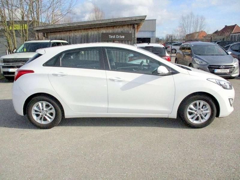 Gebraucht Hyundai i30 99 PS (72 kW) 2013 Weiß Limousine