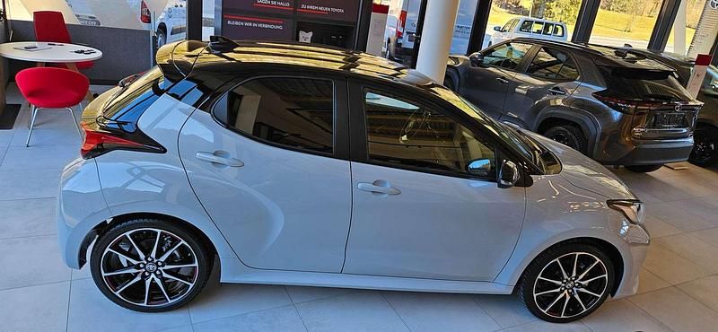 Gebraucht Toyota Yaris Hybrid Sport 92 PS (67 kW) 2025 Grau Limousine