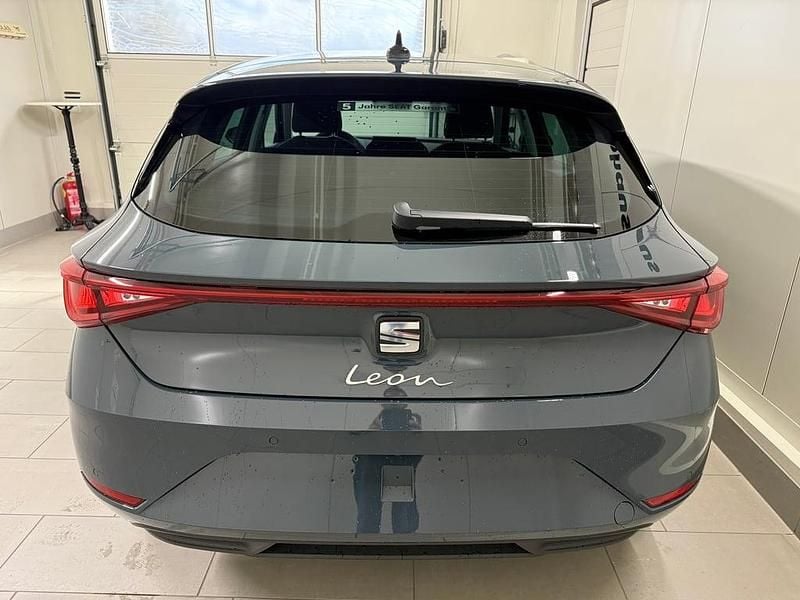 Neu Seat Leon Style 115 PS (84 kW) 2026 Dunkelblau  normal