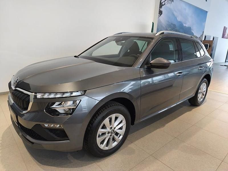 Mittelgrau metallic Neu 2026 Skoda Kamiq Selection SUV | € 29.900 (Fairer Preis) - Bild 1/4