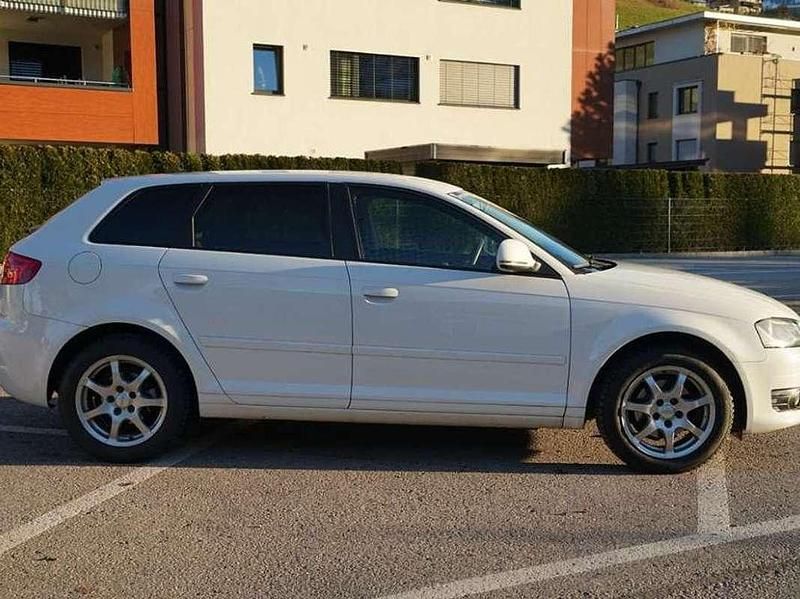 Weiß Gebraucht 2010 Audi A3 Sportback Kleinwagen | € 4.990 (Fairer Preis) - Bild 1/4