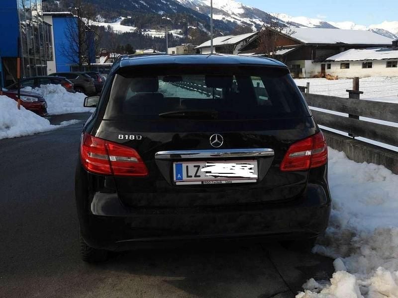 Gebraucht Mercedes B180 122 PS (89 kW) 2014 Schwarz Van / Kleinbus