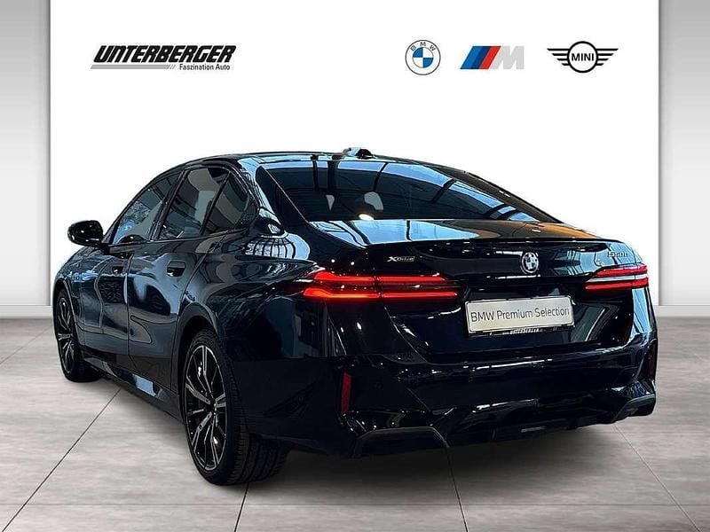 Gebraucht BMW 550e M Sport 488 PS (358 kW) 2025 Schwarz Limousine